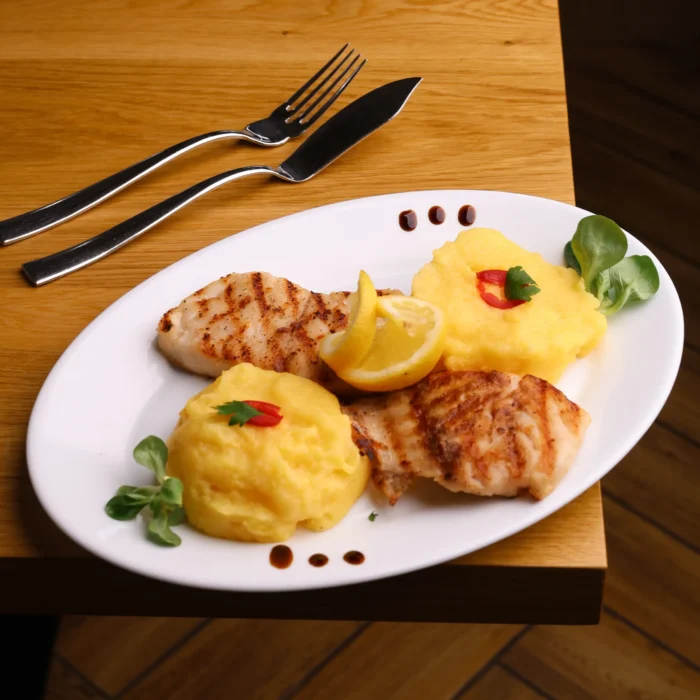 File de șalău la grătar cu mămăligă și mujdei cu smântână - Restaurant ...